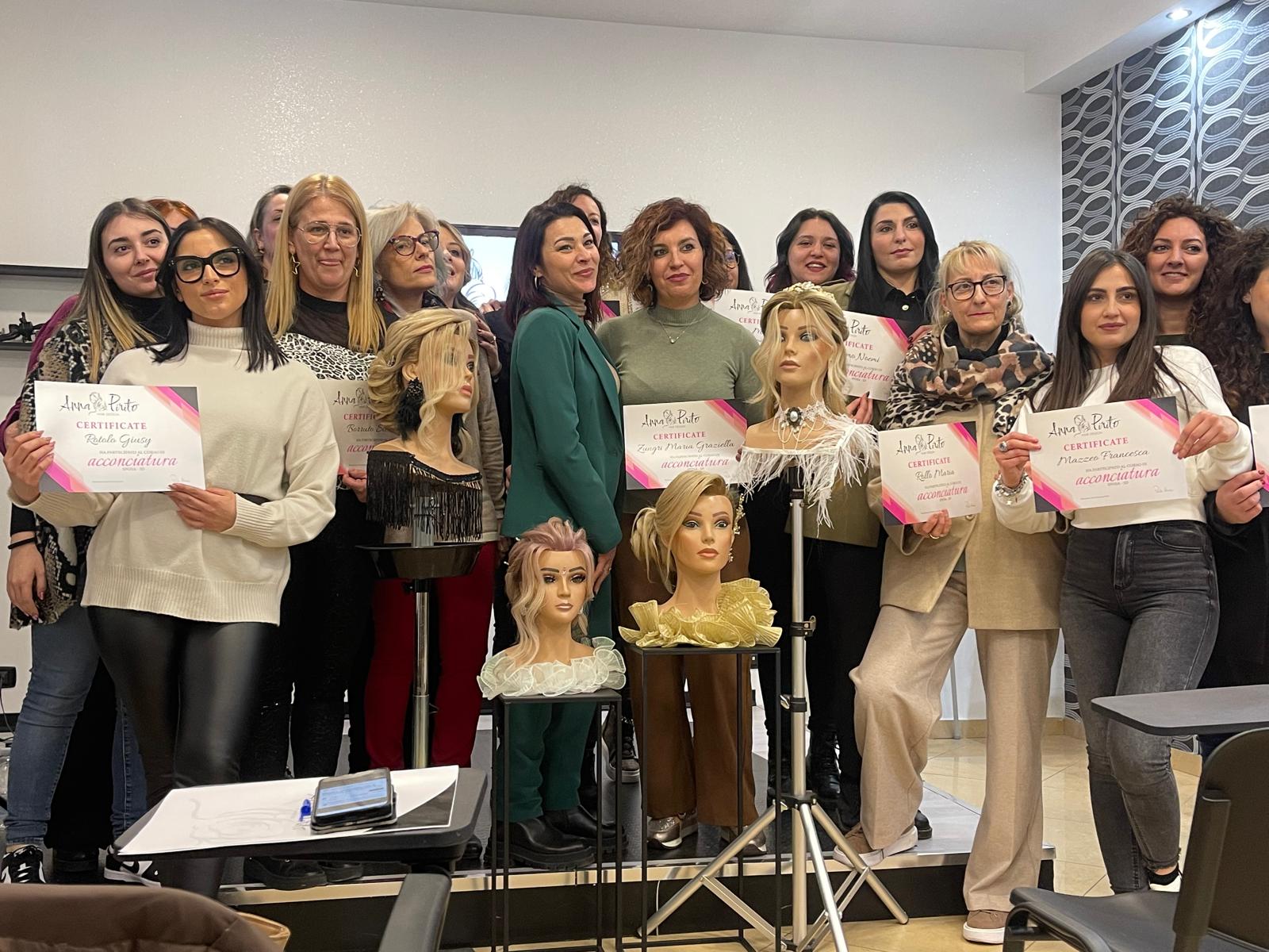 Corsiste con i lavori realizzati