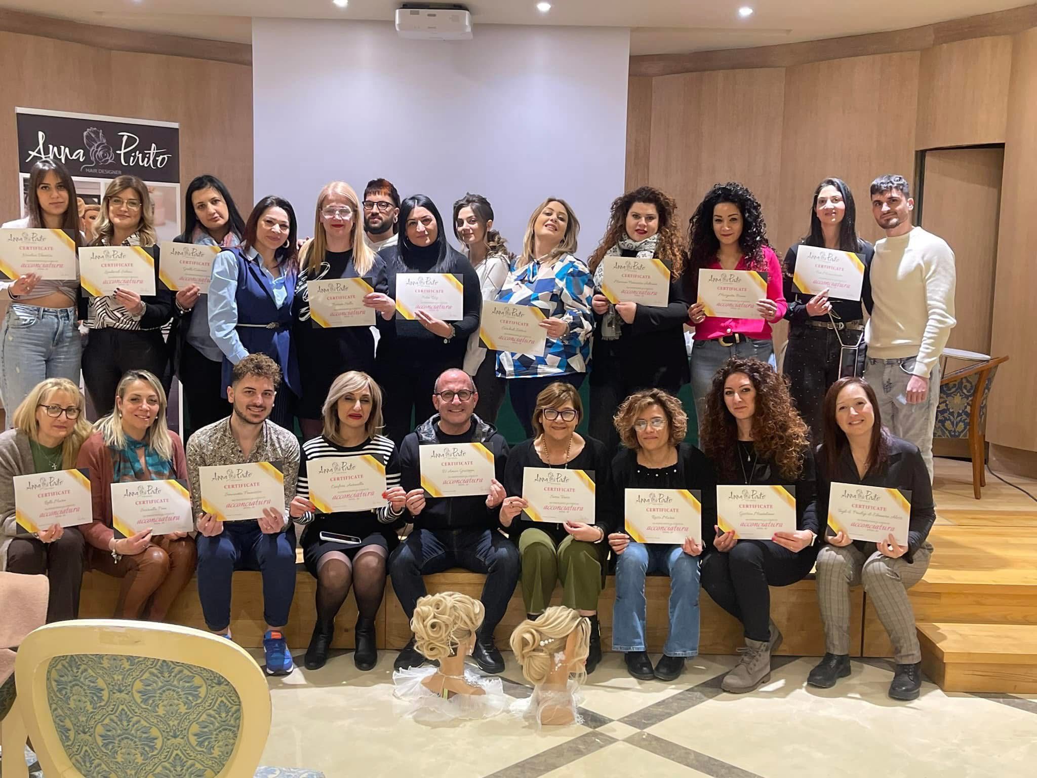 Gruppo dei corsisti diplomati con gli attestati