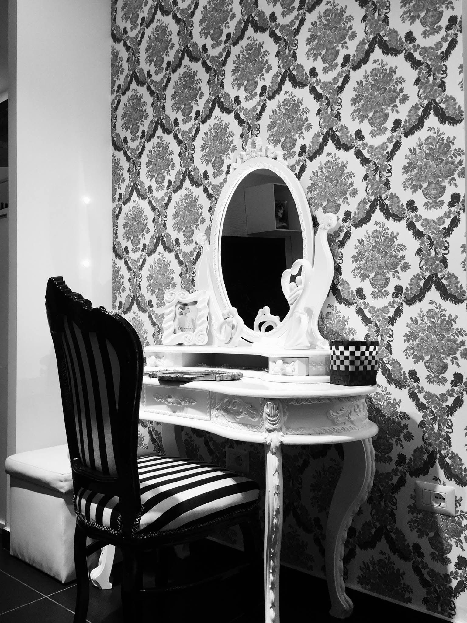 Postazione trucco del salone in bianco e nero