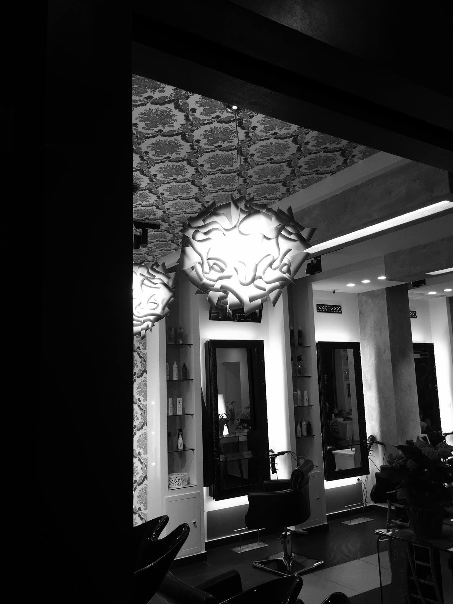 Specchio e postazioni del salone in bianco e nero