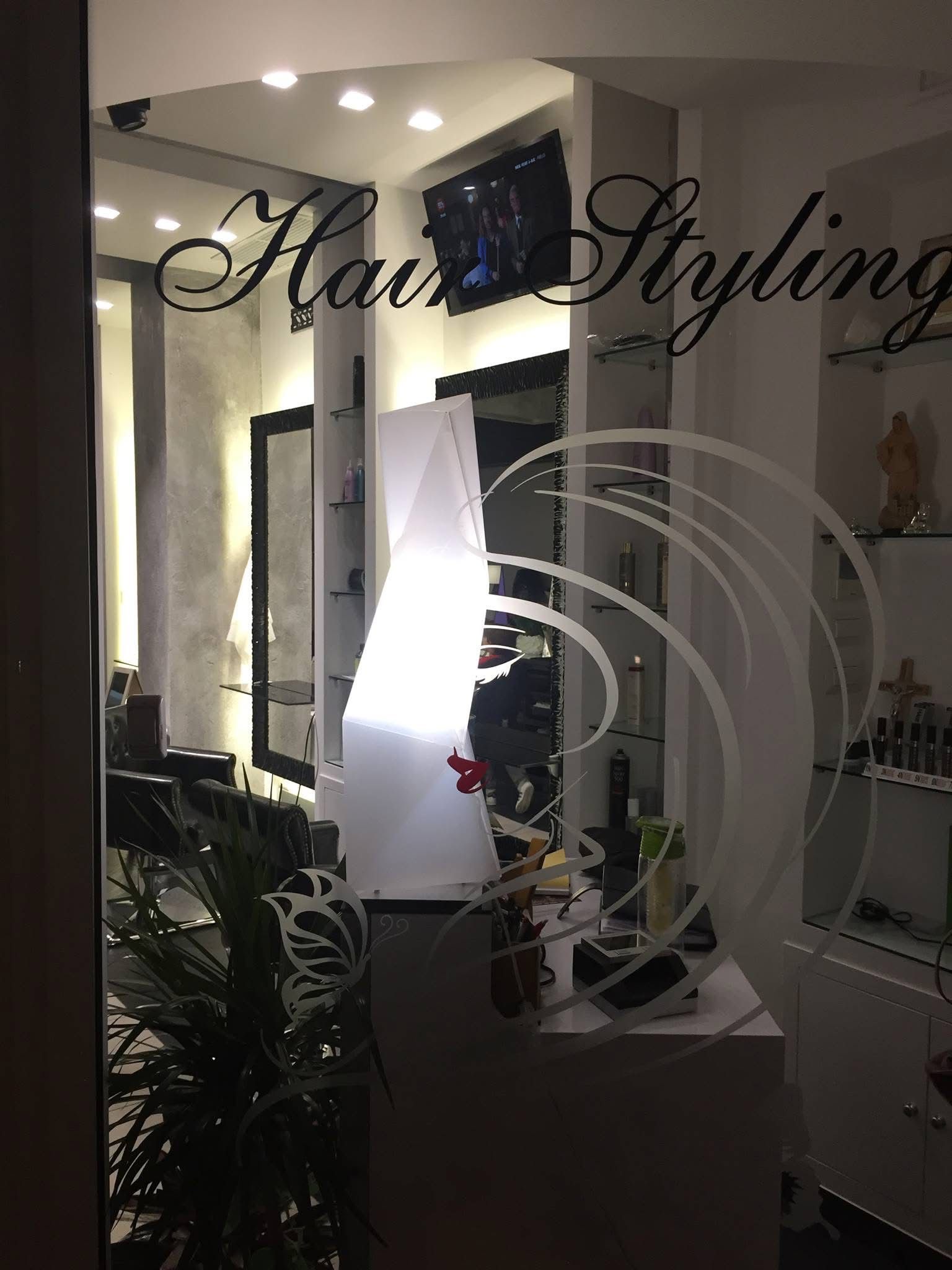 Vetrina Hair Styling del salone Ideal Donna